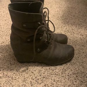 Sorel Womens laced up boots, sz 8.5